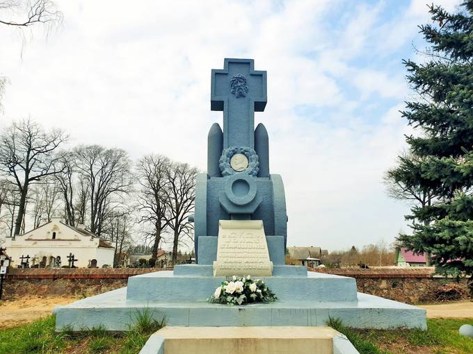 Antkapinis paminklas karininkui Jonui Stapulioniui Joniškėlyje. Tomos Mikalajūnaitės nuotrauka, 2020